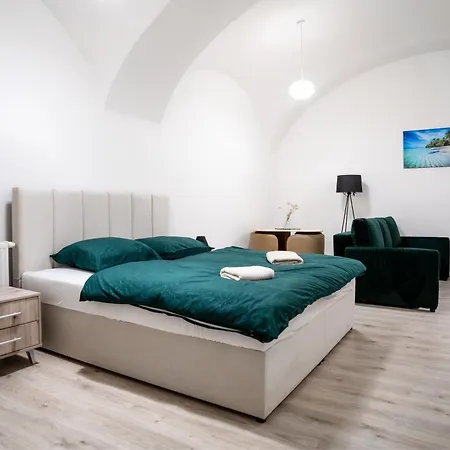 Cozy Main Square I With Breakfast 科希策